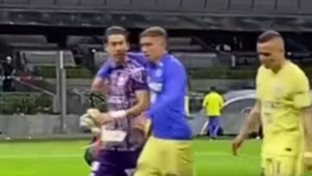 Óscar Jiménez es abrazado por Emilio Lara