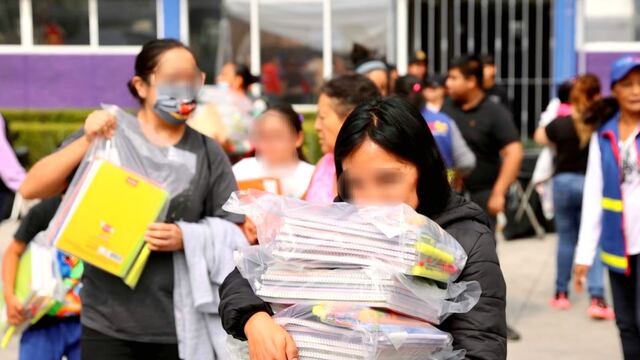 Coyoacán entrega paquetes de útiles escolares