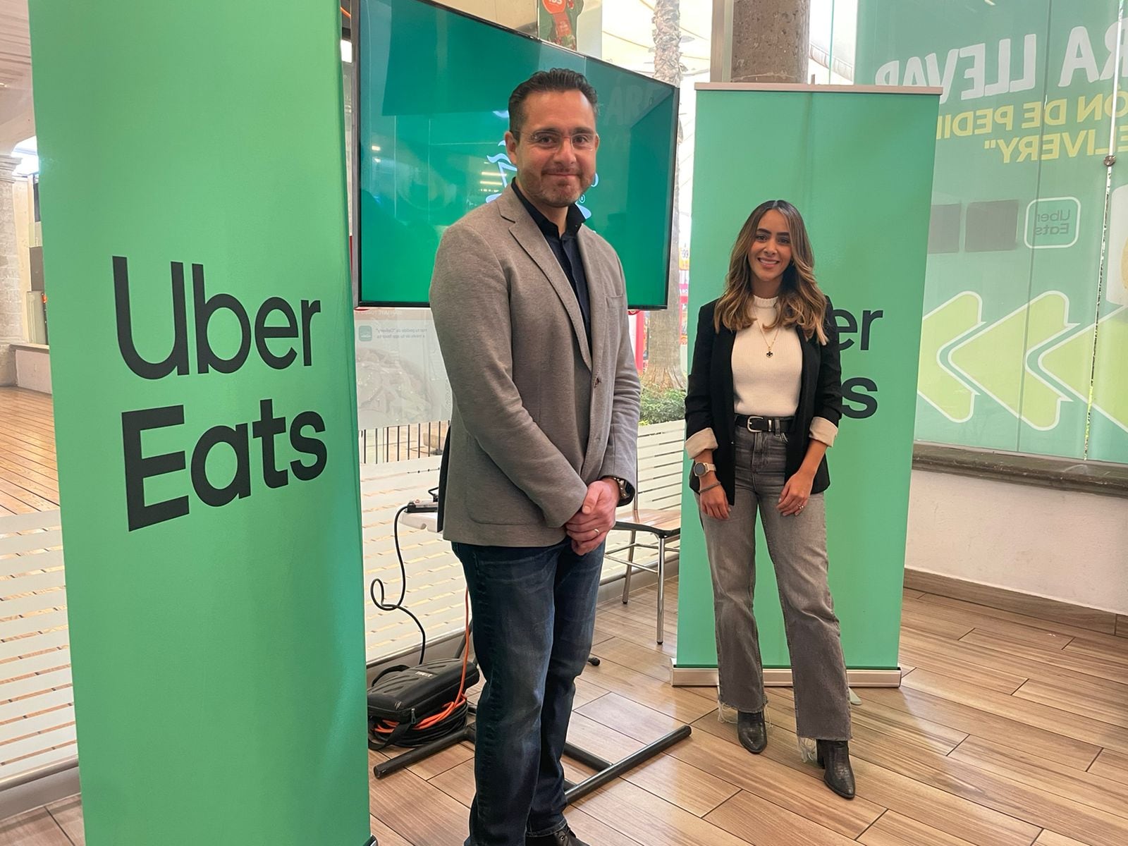 Daniel Colunga, director general de Uber Eats en México y Ana Zuluaga, directora de delivery de La Casa de Toño