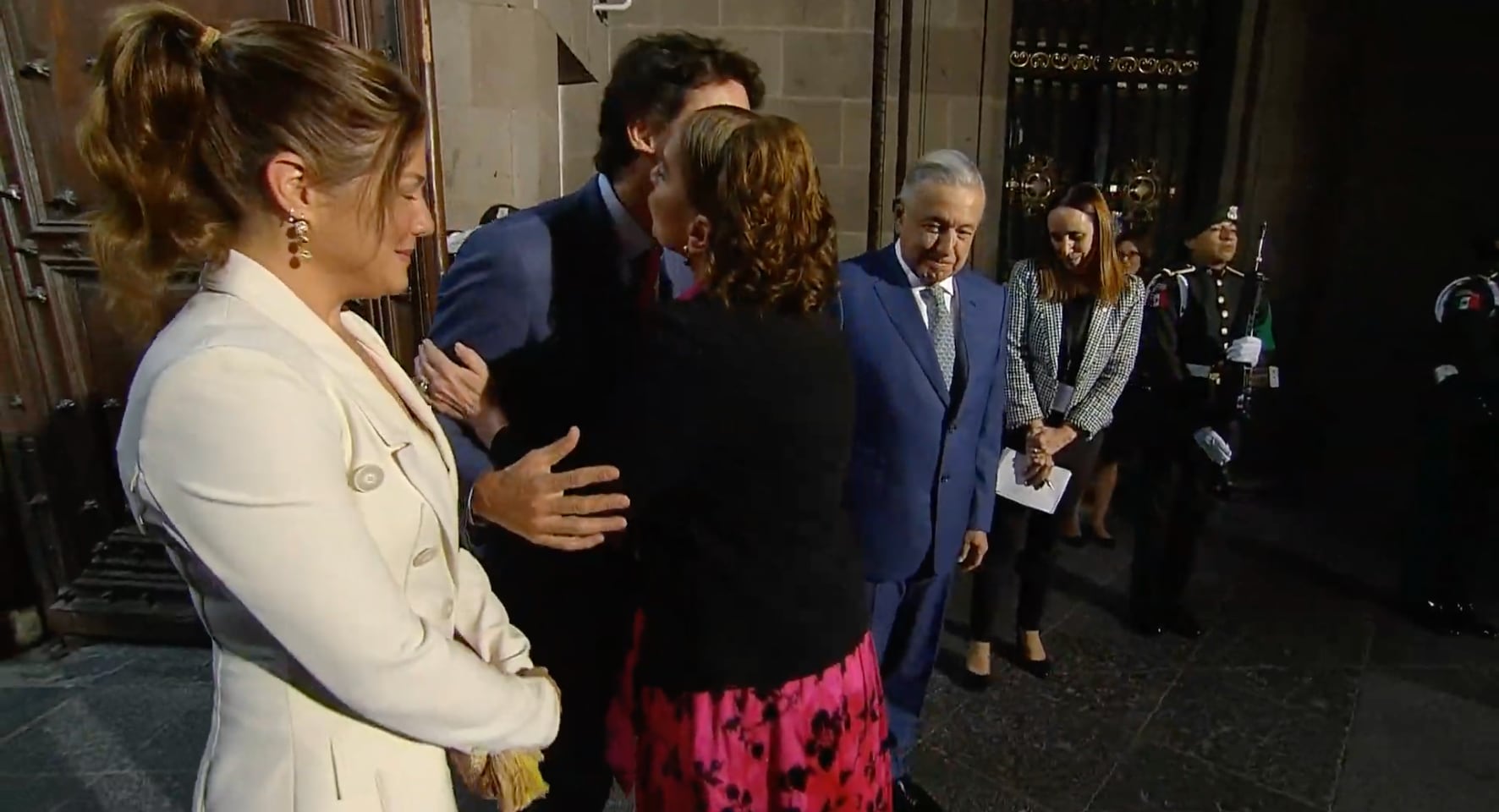 Justin Trudeu y AMLO se salundan en Palacion Nacional