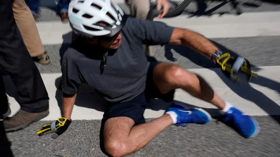 Joe Biden se cae de una bicicleta