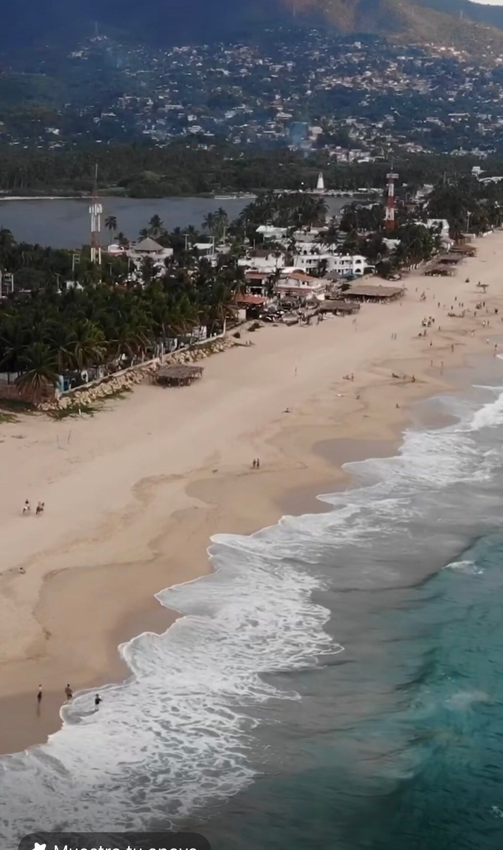 Playa Pie de la Cuesta desaparece y sube la marea en Acapulco