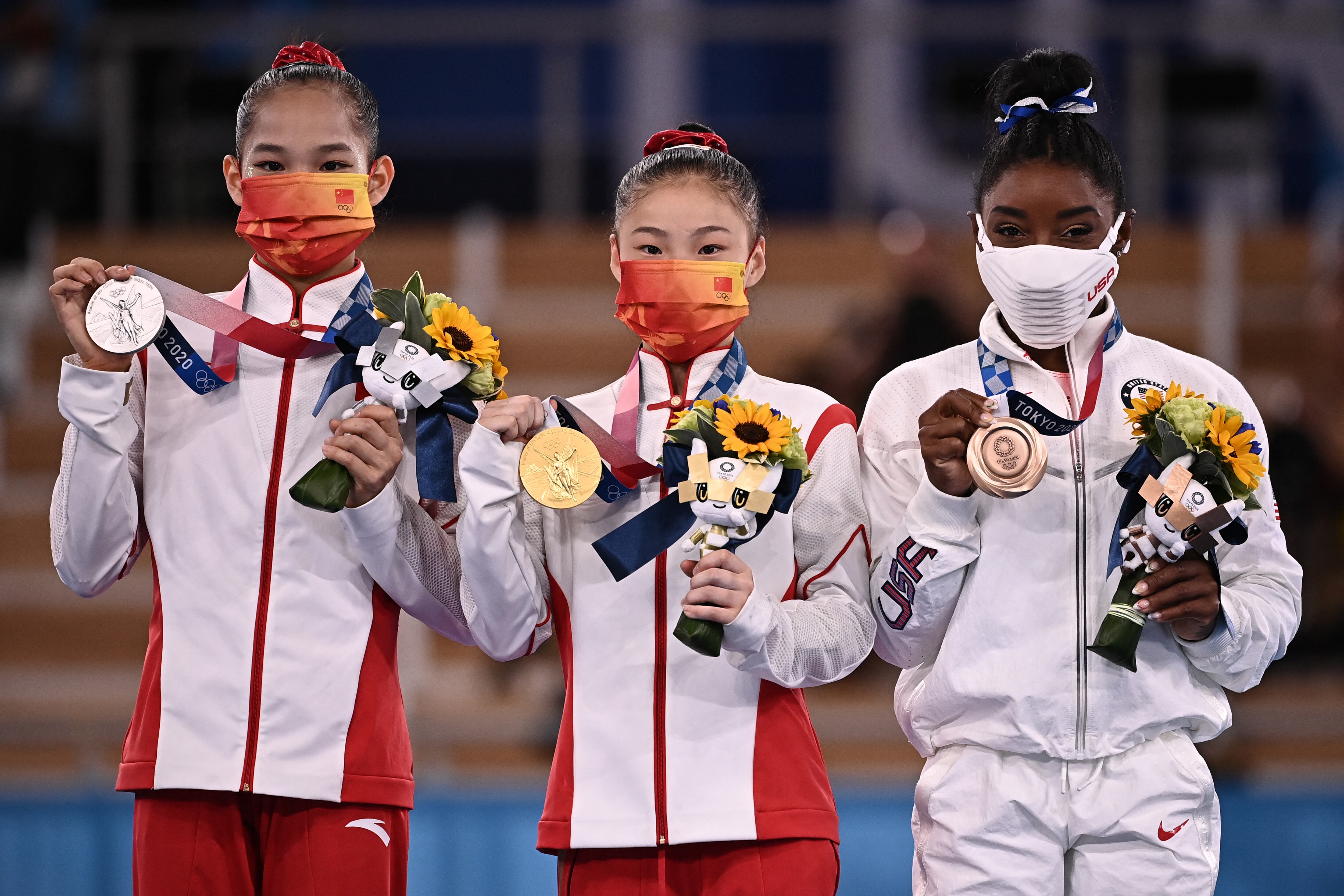 Xijing Tang,  Chenchen Guan y Simone Biles