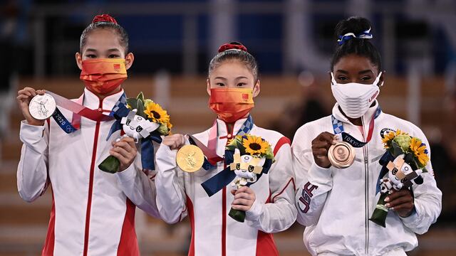 Xijing Tang,  Chenchen Guan y Simone Biles
