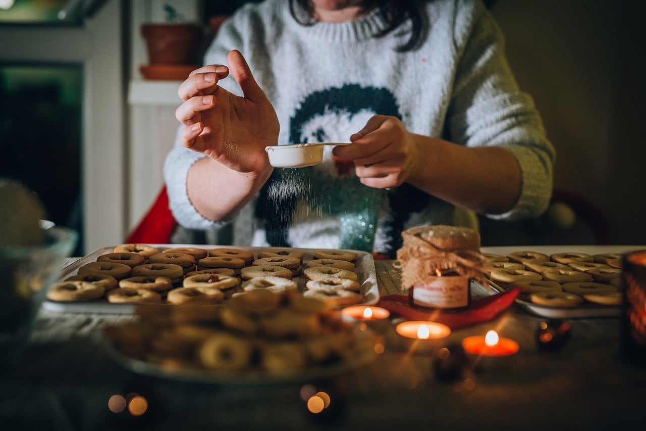 Mujer decorando sus galletas de Navidad