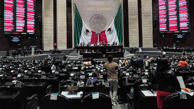 Continuación de la sesión ordinaria de la Cámara de Diputados en la que se desahogaron dictámenes e iniciativas por parte de los partidos políticos previo al cierre del periodo ordinario de sesiones.
