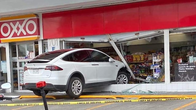Tesla choca con Oxxo en Pachuca; no hay heridos