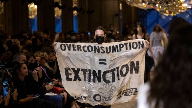 Activistas se manifiestan en desfile de Louis Vuitton