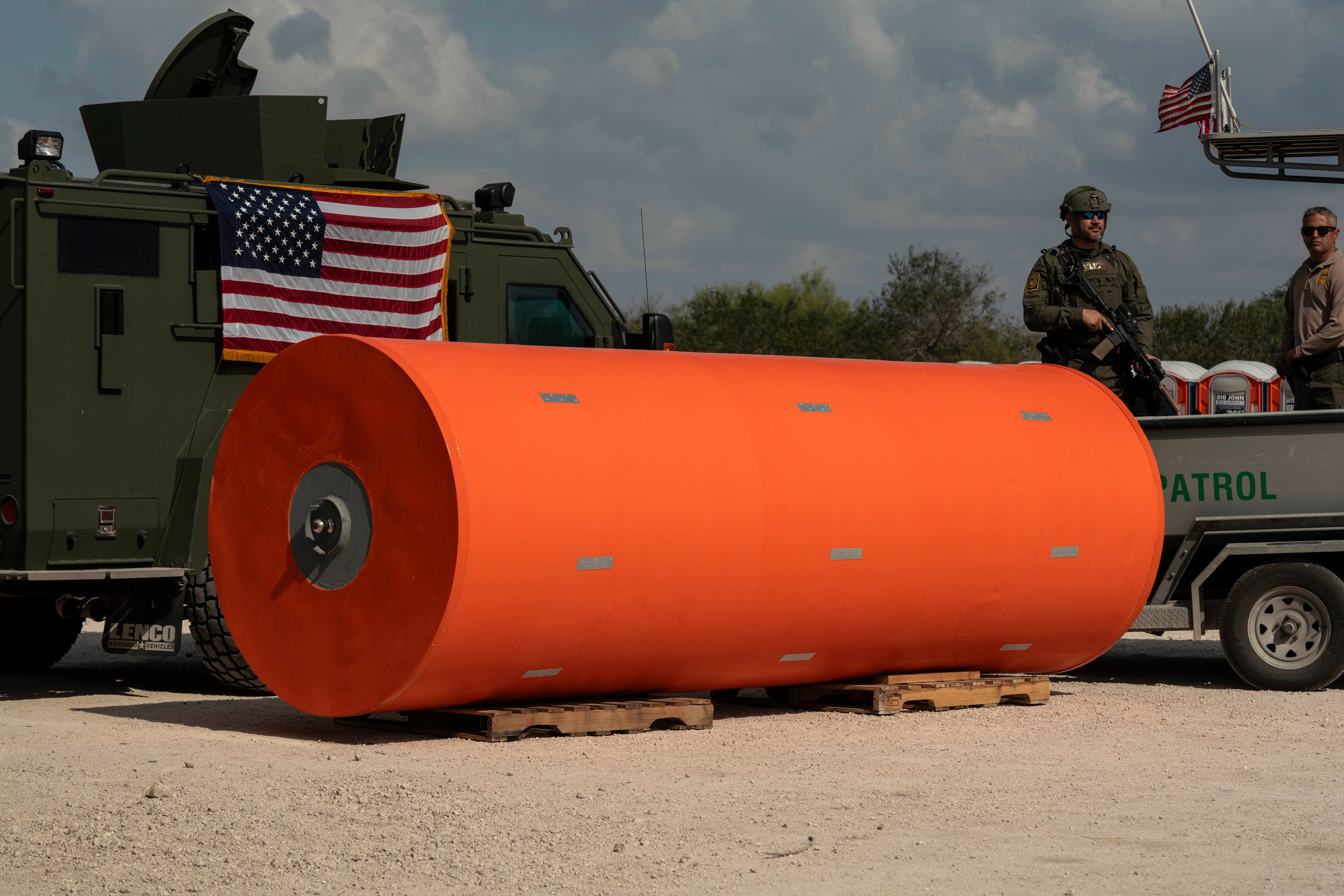 Kristi Noem, secretaria de Seguridad Interior de Estados Unidos, anunció la ampliación del muro flotante en el Rio Bravo con 800 kilómetros más