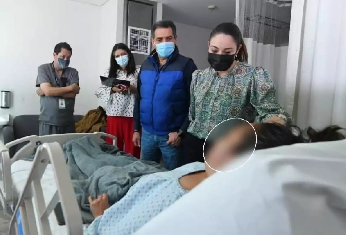 Irasema Kondo, titular de la Secretaría de Salud de Durango, visita pacientes con meningitis en Durango.