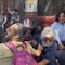 Alcaldía Cuauhtémoc: Abuelitos arman baile en protesta frente a la casa de Sandra Cuevas; la impiden con violencia