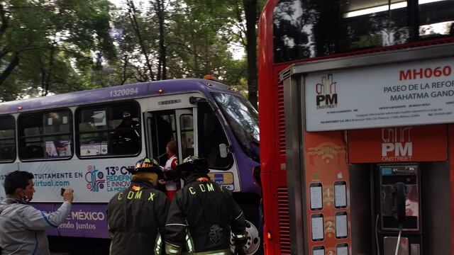 Accidente en Paseo de la Reforma entre camión de transporte público y Metrobús