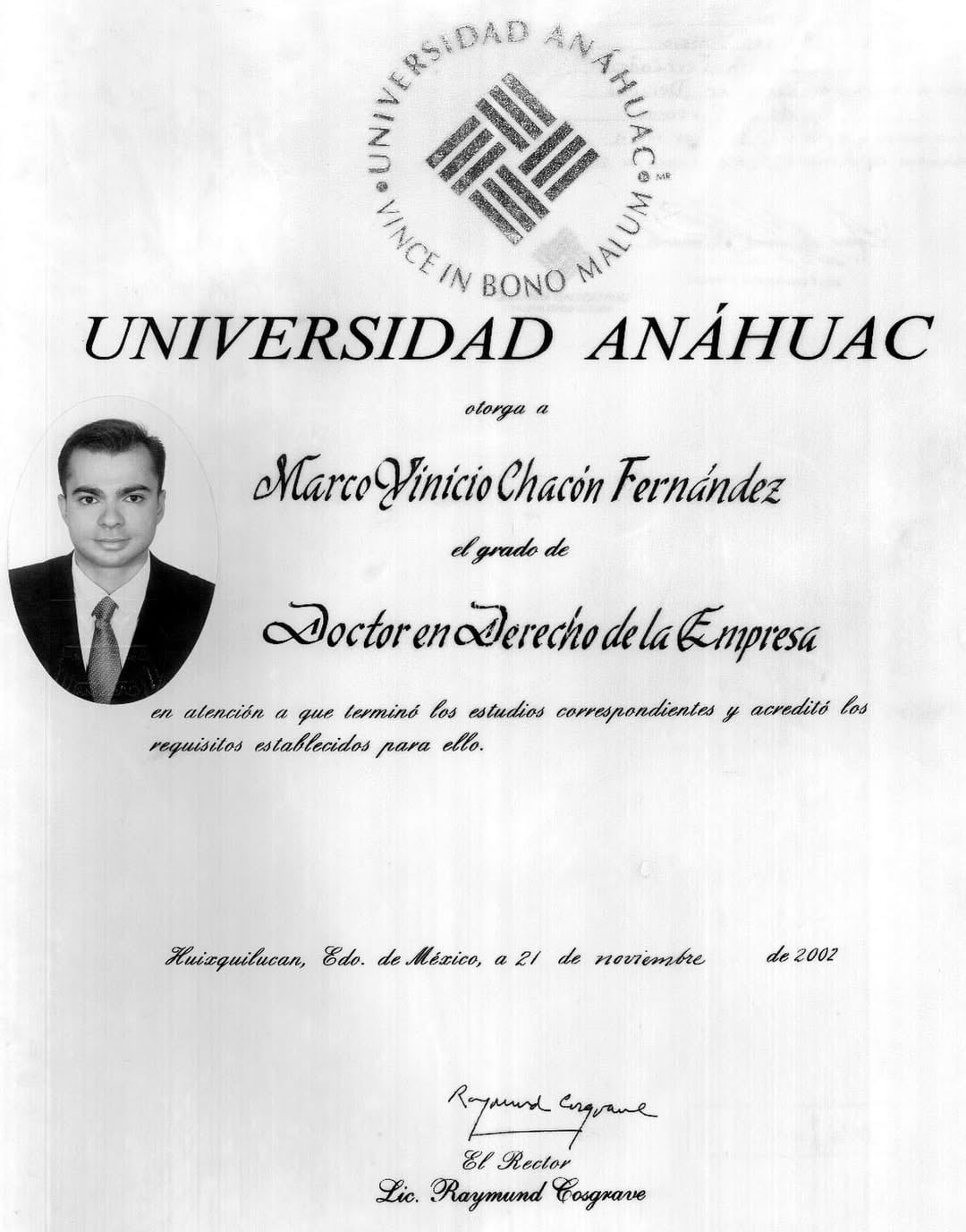 Marco Chacón muestra su título como Doctor.