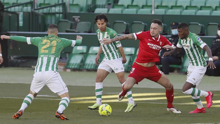 Diego Lainez destaca en el derbi de Sevilla