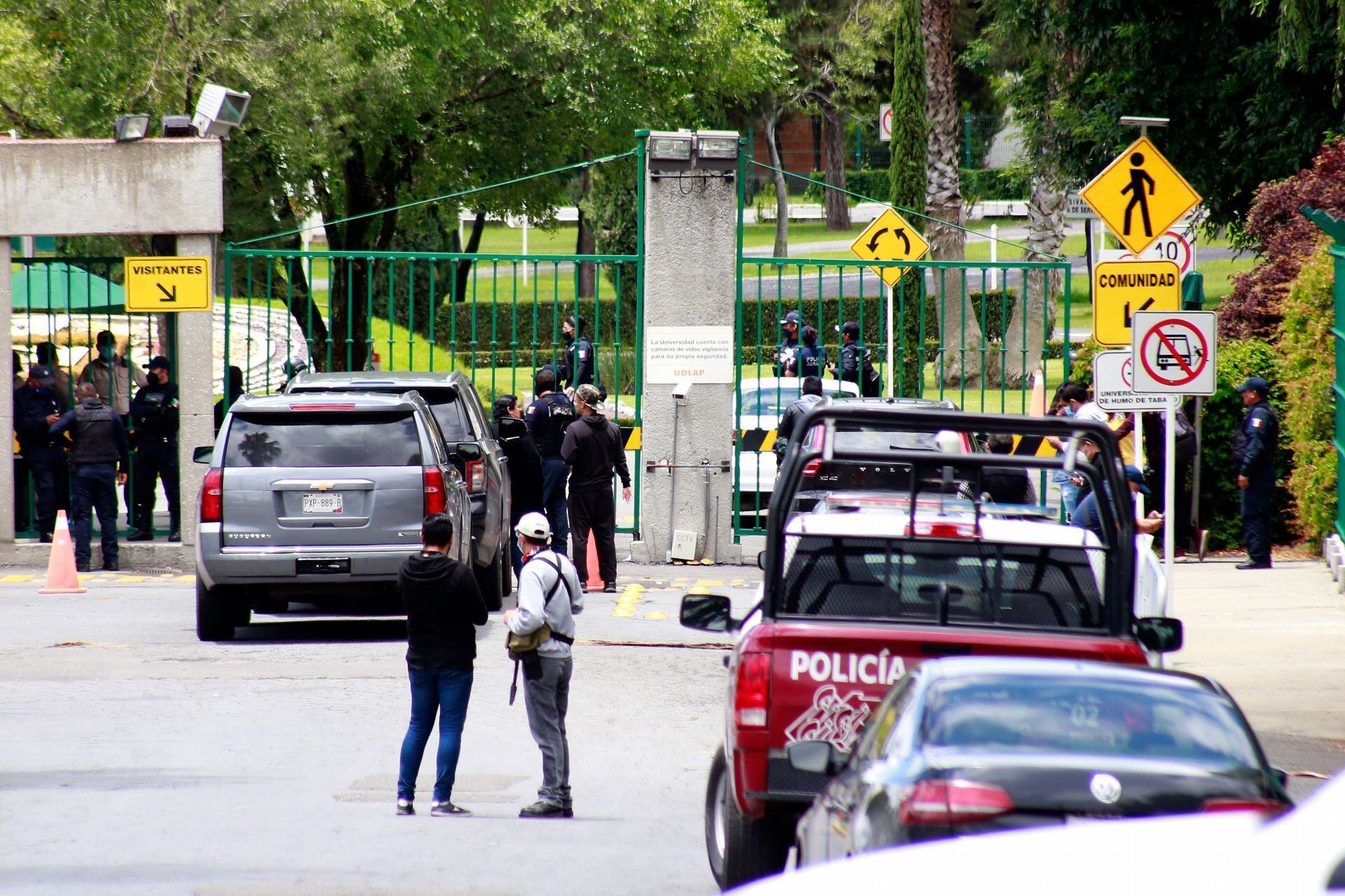 Elementos de la Policía de Puebla resguardaron los accesos del campus de la UDLAP por una orden de recuperación del patrimonio de la Fundación Mary Street Jenkins que contempla el campus.