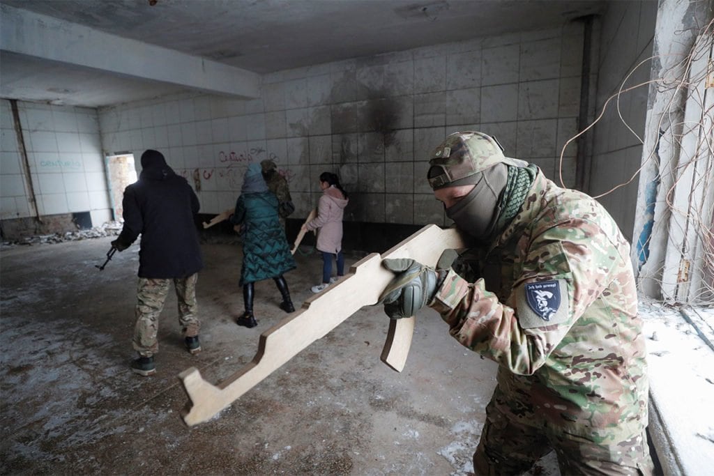 Voluntarios en Ucrania participan en entrenamientos militares
