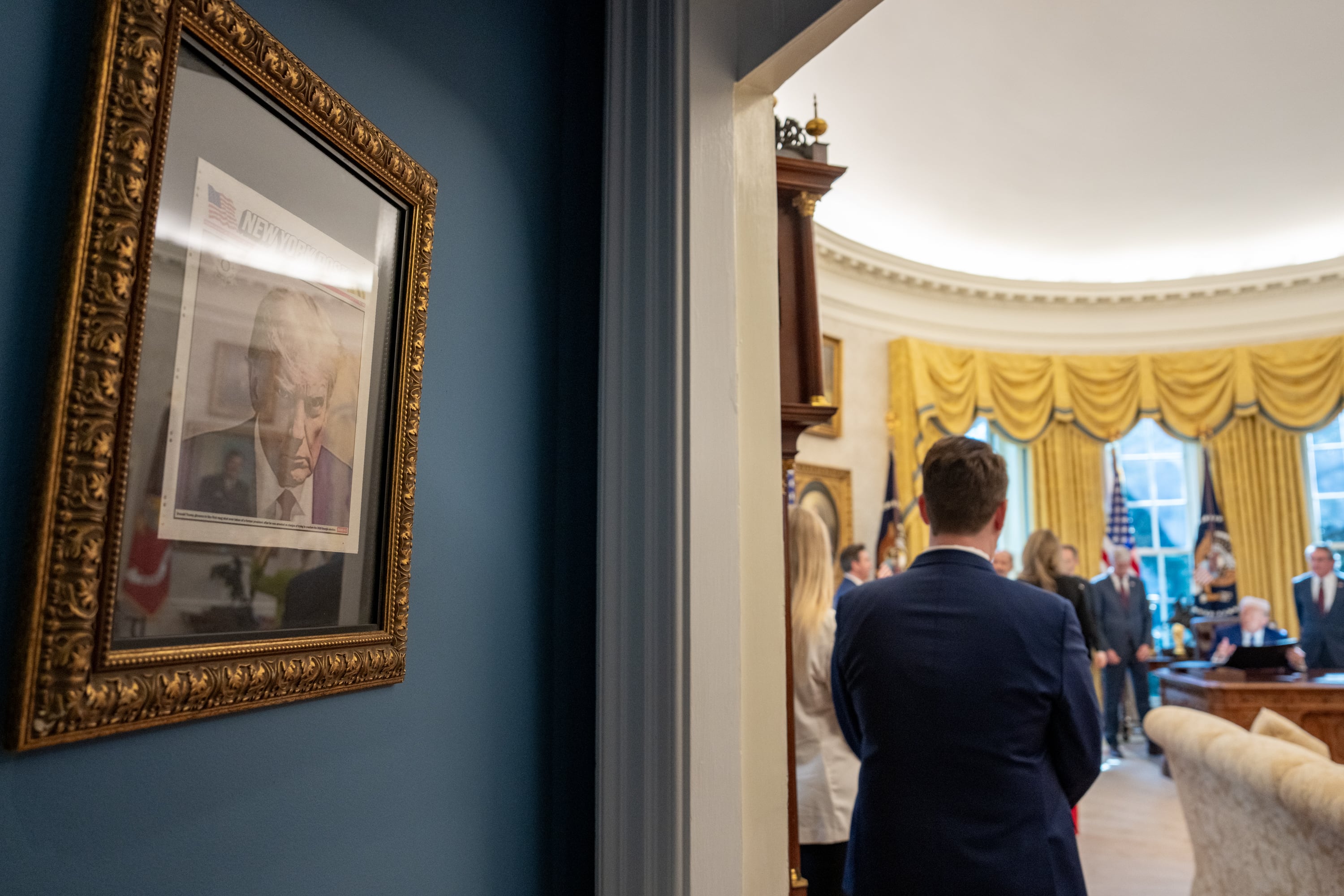 Foto de cuando Donald Trump fue arrestado luce en La Casa Blanca