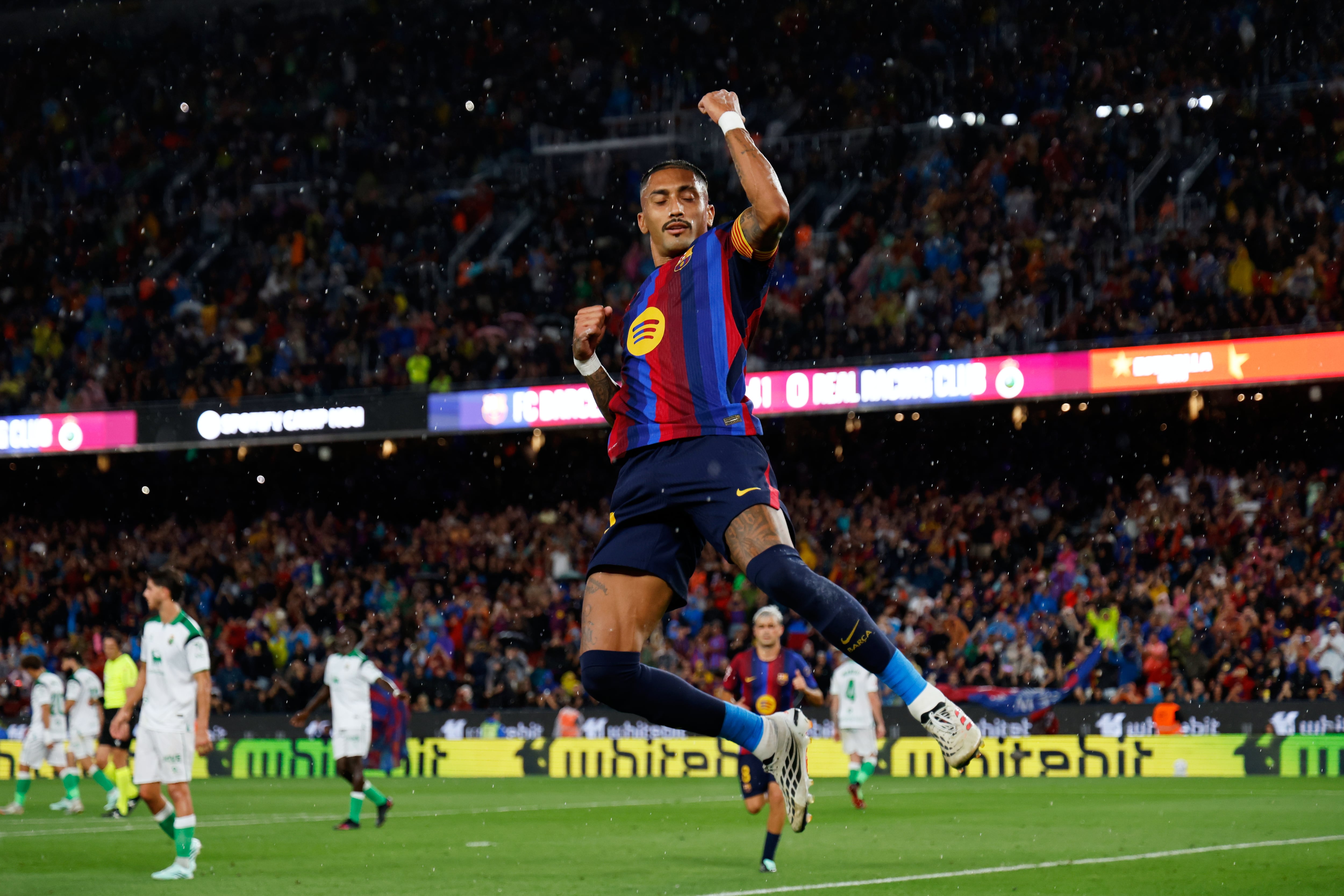 Raphinha anotó tres goles en la victoria del FC Barcelona