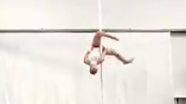 Bailarina de pole dance sin manos y con una sola pierna