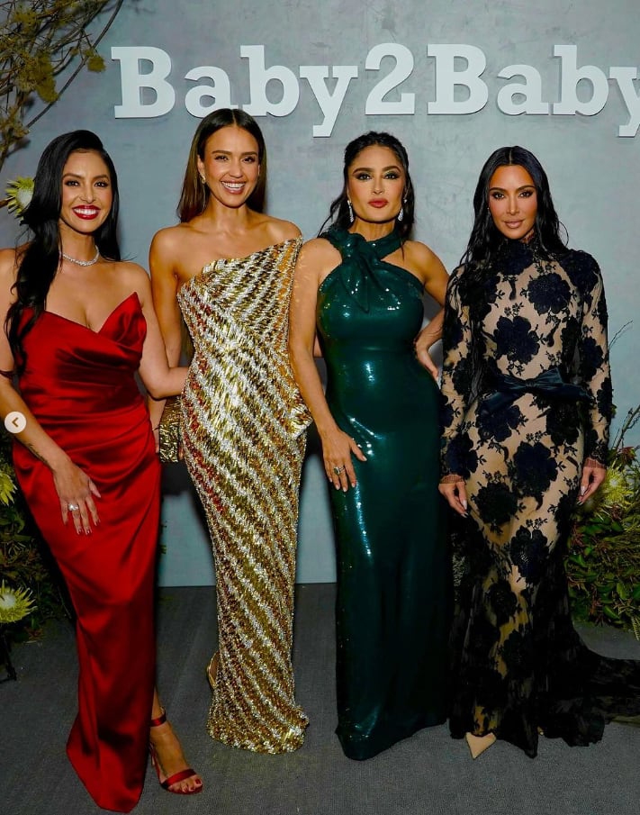 Salma Hayek deslumbra en entallado vestido verde de lentejuelas