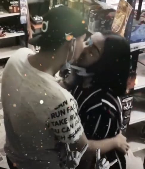 Capta a su amigo besándose con su novia