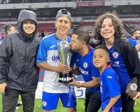 Larry Hernández celebra victoria del Cruz Azul