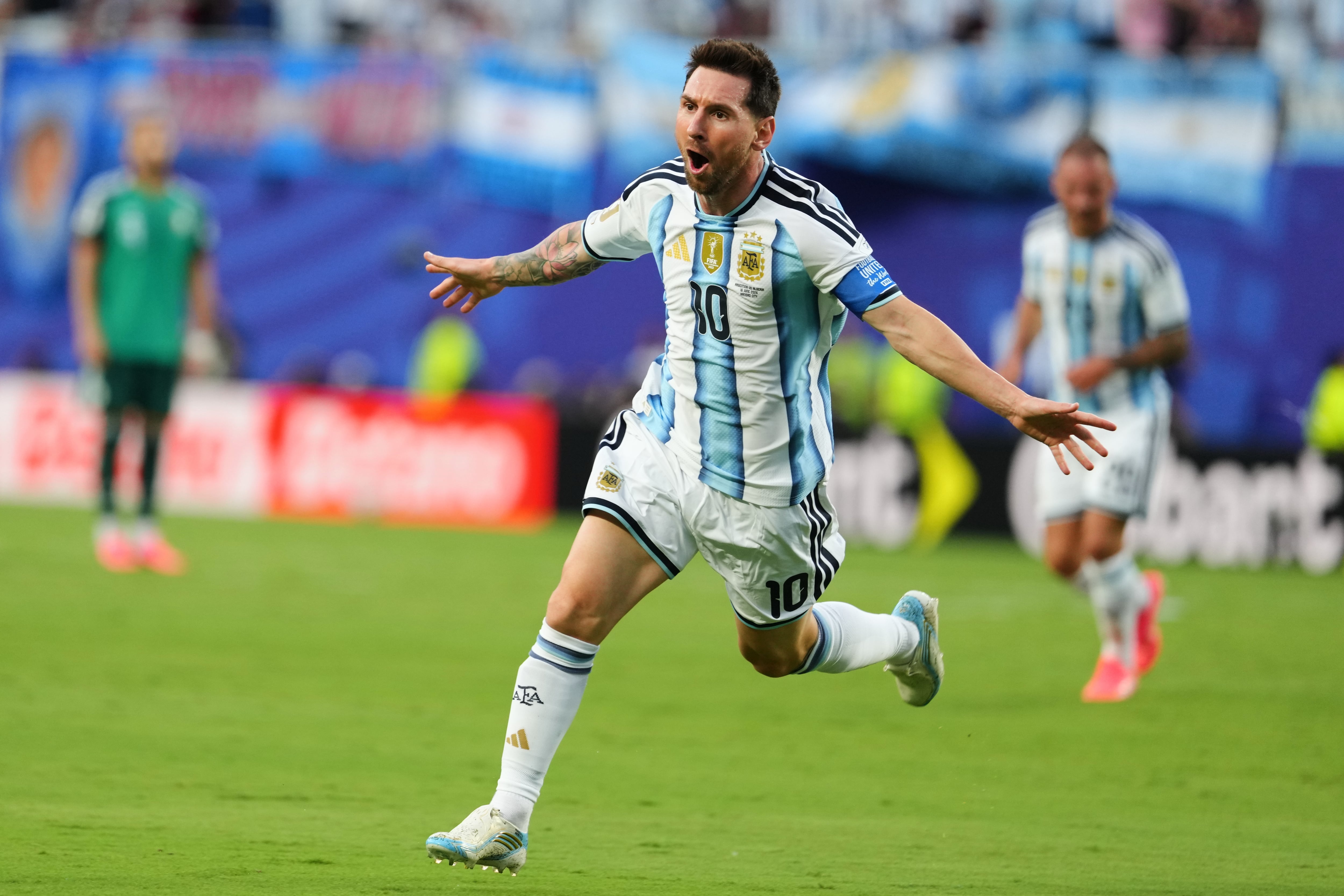 Un golazo le bastó a Messi para igualar una marca histórica de Cristiano Ronaldo.