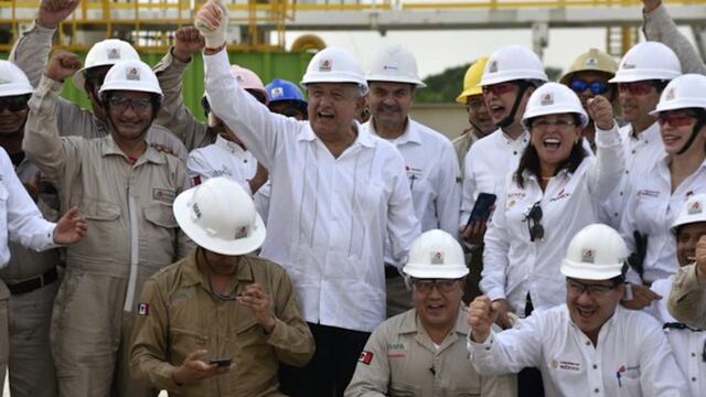 El presidente supervisa el pozo.