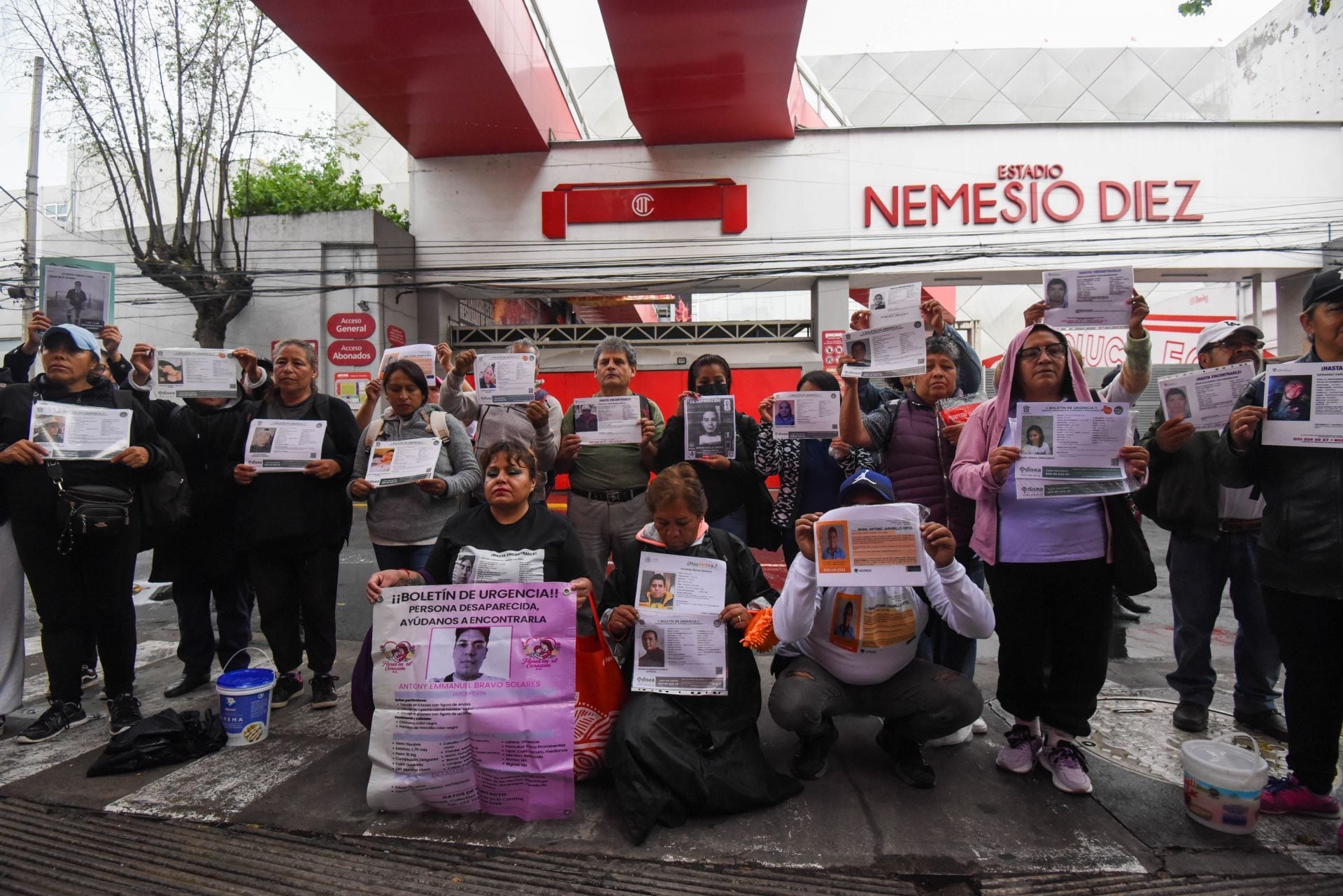 Madres Buscadoras protestan afuera de Estadio Nemesio Diez