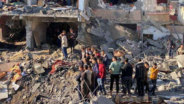 Varias vivienda de Rafah, en el sur de la Franja de Gaza, han quedado reducidas a escombros tras ataques aéreos y de artillería del Ejército israelí.