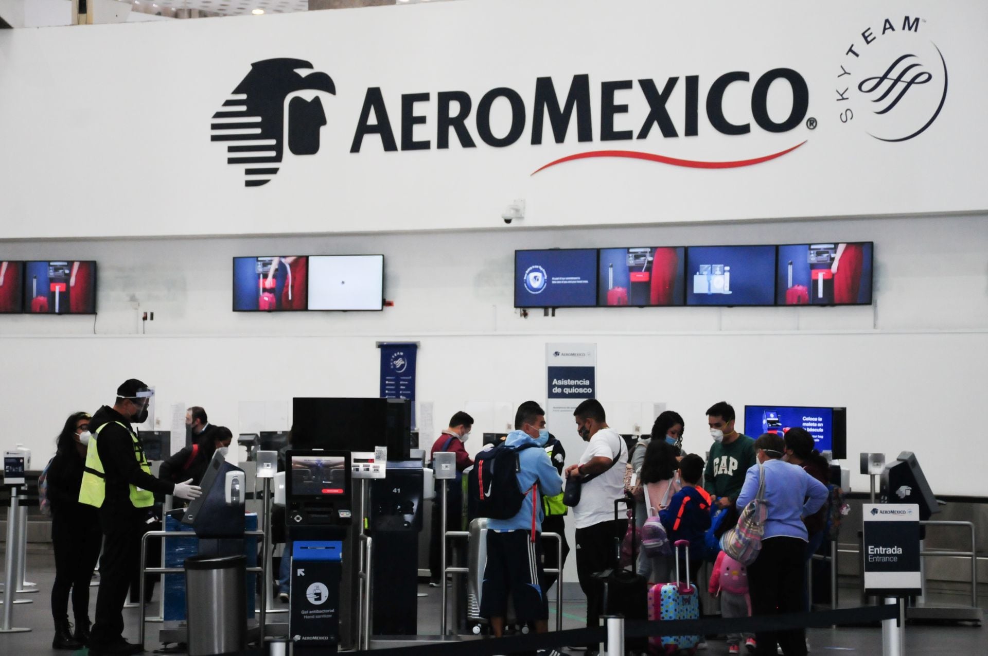 Usuarios de Aeromexico compran sus boletos en el AICM