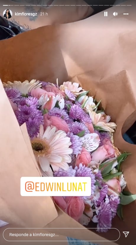 Edwin Luna recibió a Kimberly Flores con gran ramo de flores