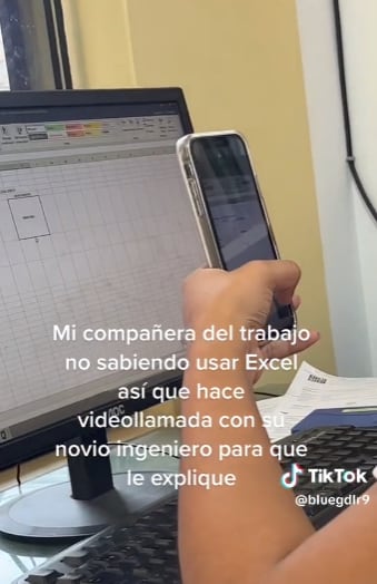 Joven le habla a su novio porque no sabe usar Excel