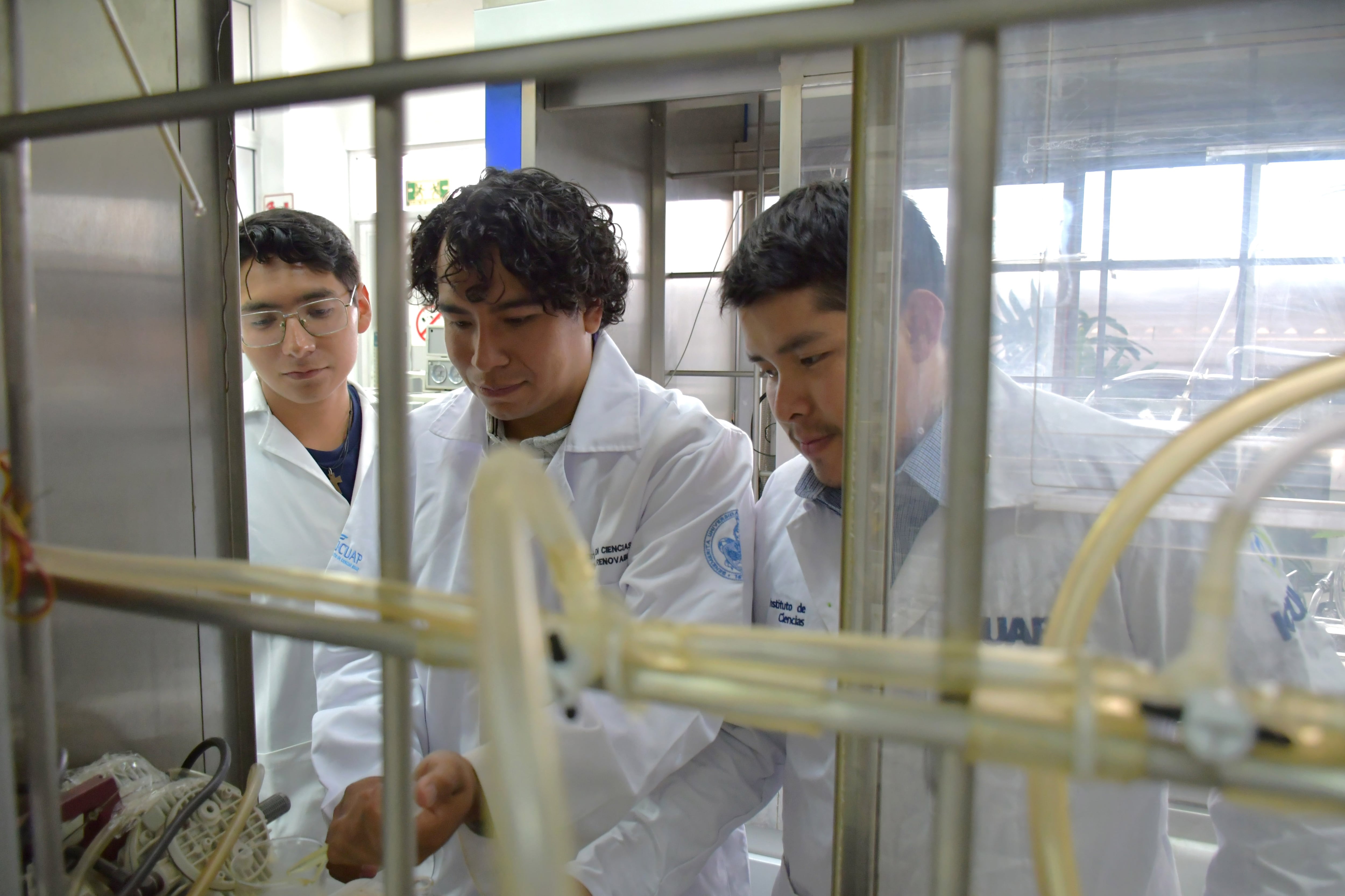Alumnos de la BUAP desarrollan reactor híbrido y ganan Hackathon por Amor a Puebla.