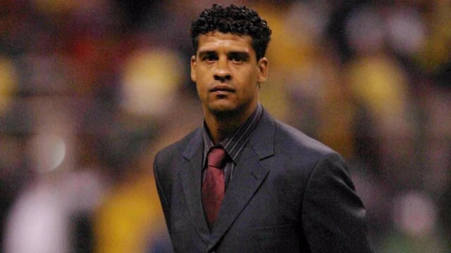 El holandés dirigiendo un partido.