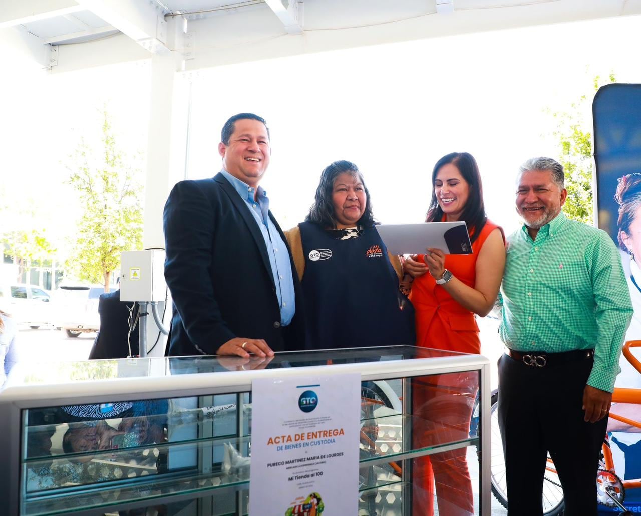 Diego Sinhue Rodríguez apoya a comerciantes de León y Silao