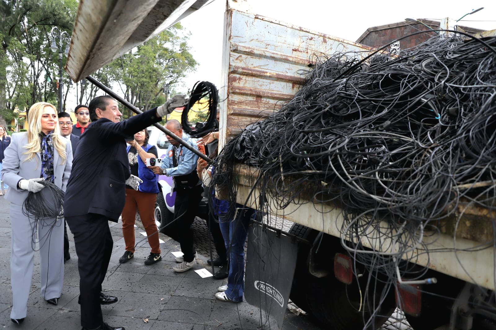 Coyoacán retira 100 toneladas de cableado en desuso