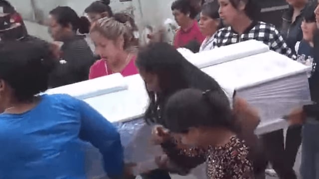 Funeral de Teresita organizado por vecinos de la comunidad de Santiaguito Coaxustenco en Tenango del Valle
