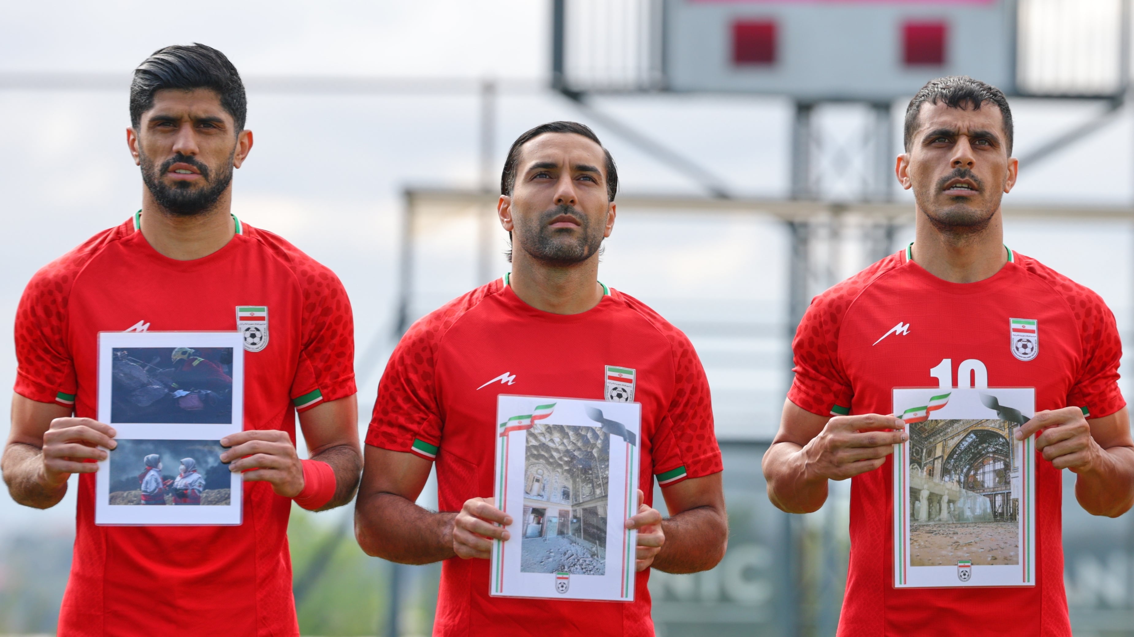 Selección de Irán posa con fotos de víctimas de la guerra antes de amistoso ante Costa Rica