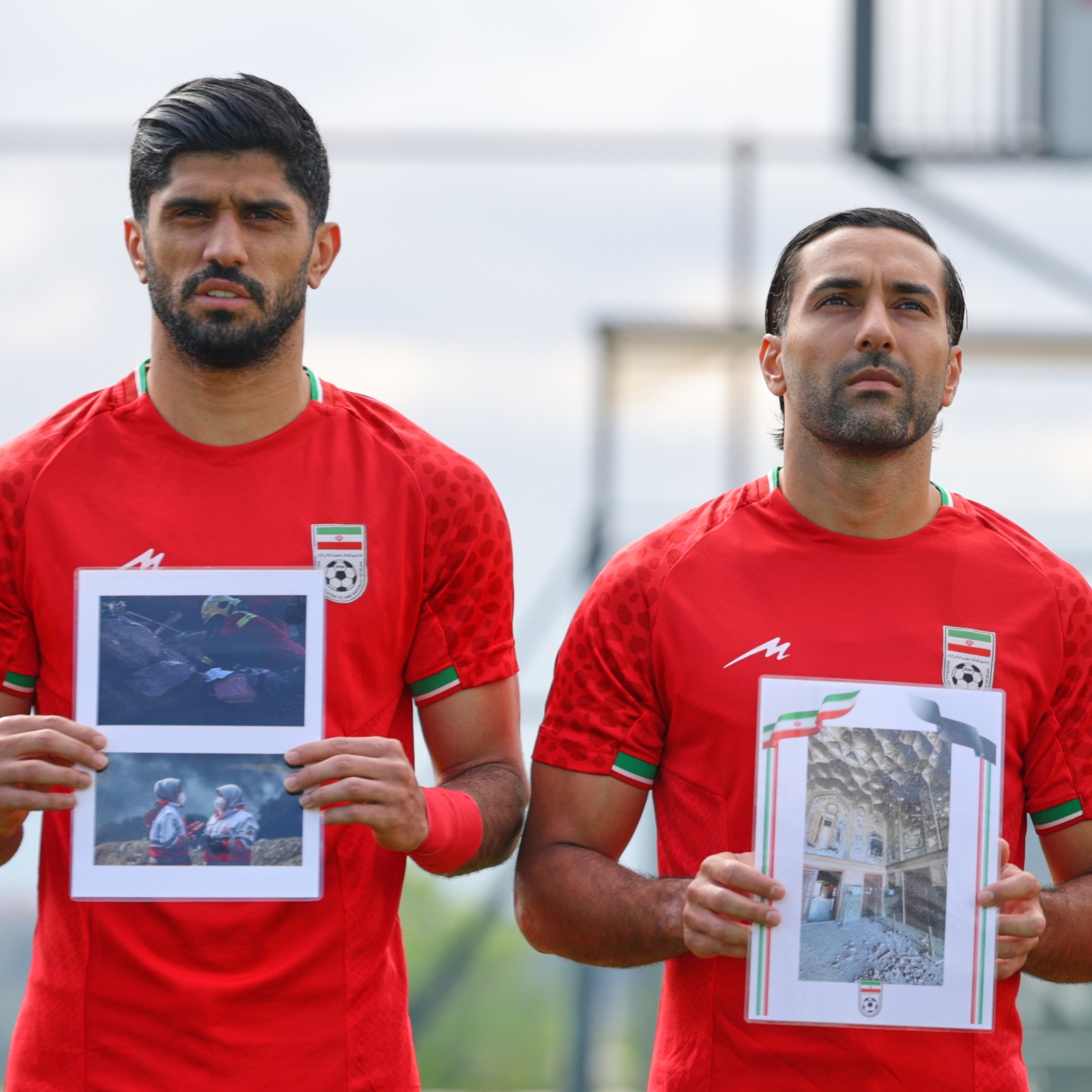 Selección de Irán posa con fotos de víctimas de la guerra antes de amistoso ante Costa Rica