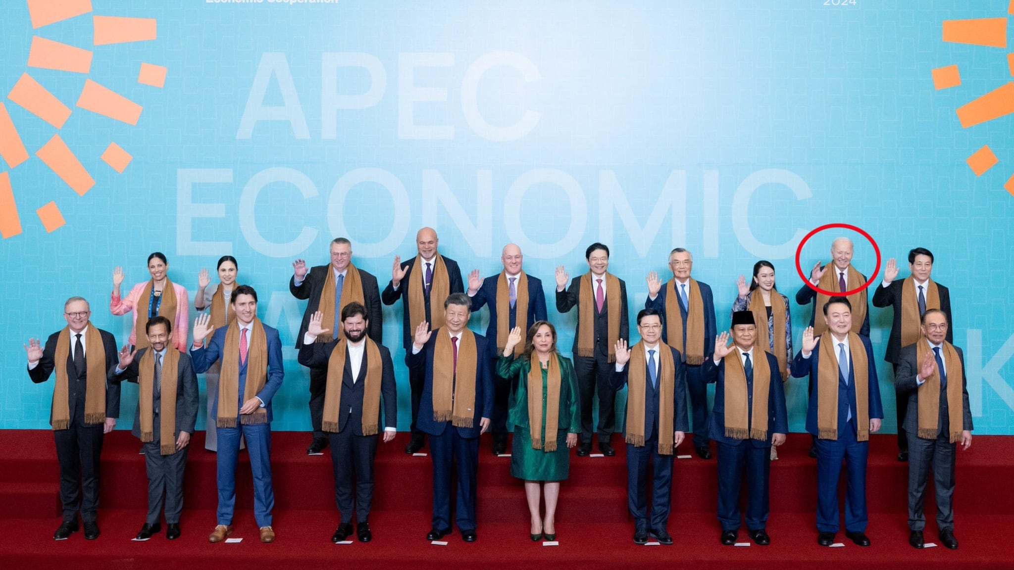 Joe Biden, a la esquina durante foto oficial de APEC 2024 y Xi Jinping estuvo al frente