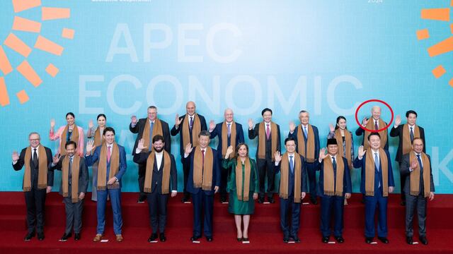 Joe Biden fue mandado a la esquina durante foto oficial de APEC 2024 y Xi Jinping estuvo al frente