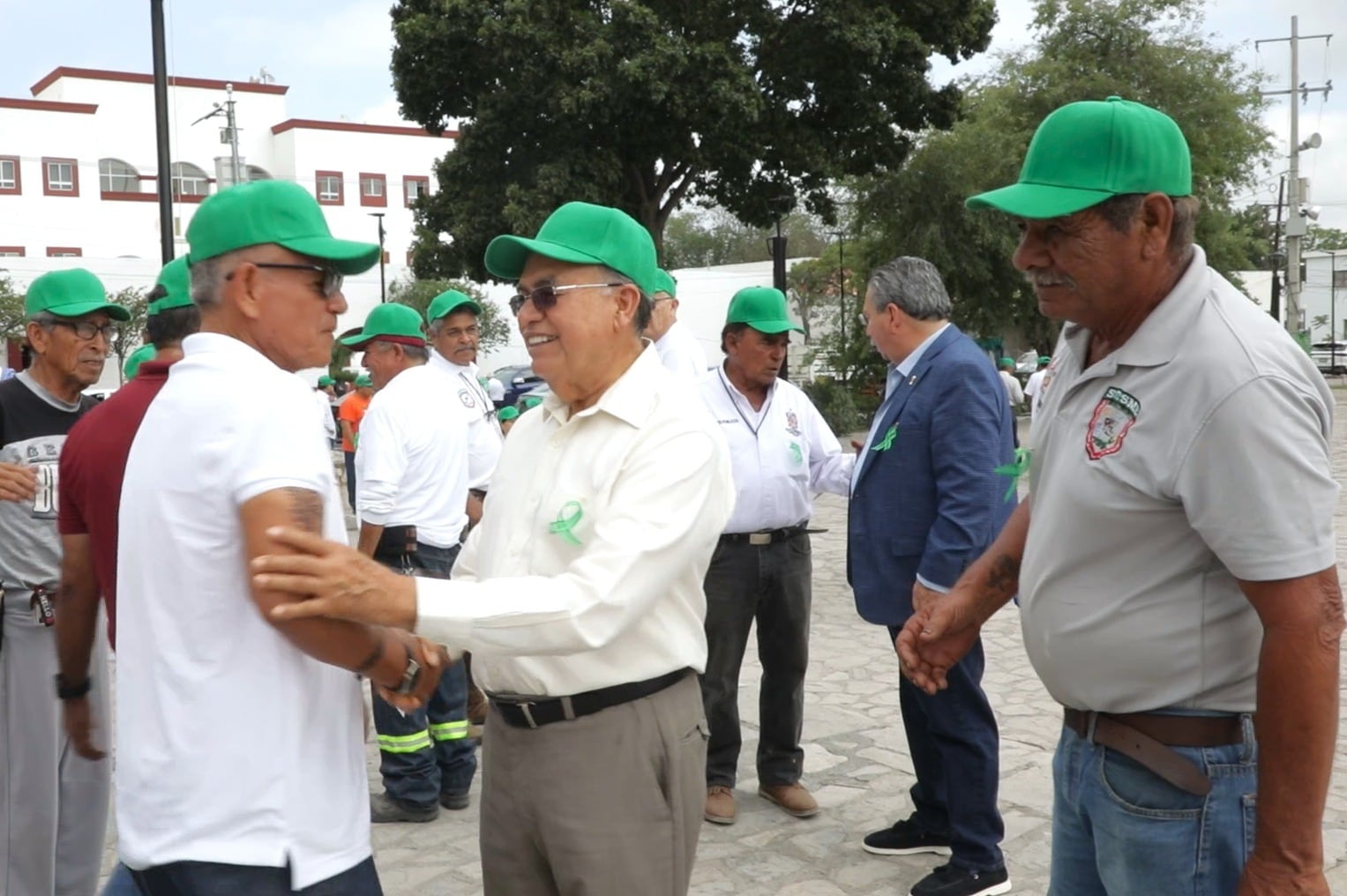 Adultos mayores forman macro moño verde en el marco del Día Estatal de la Toma de Conciencia sobre el Abuso y Maltrato en la Vejez.
