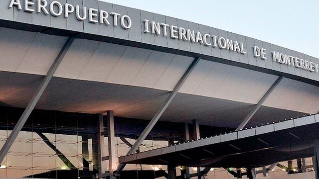 300 personas tuvieron que esperar a que dos empleados, uno para los nacionales y otra (de muy mal carácter por cierto) a los extranjeros, revisaran pasaportes, interrogasen a los usuarios, capturasen en el sistema y por fin sellaran la entrada.