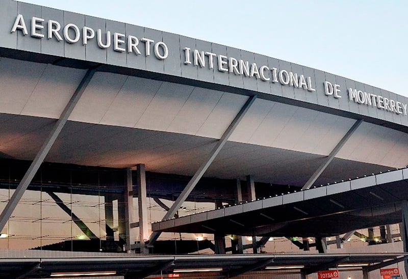 300 personas tuvieron que esperar a que dos empleados, uno para los nacionales y otra (de muy mal carácter por cierto) a los extranjeros, revisaran pasaportes, interrogasen a los usuarios, capturasen en el sistema y por fin sellaran la entrada.