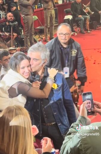 Novio arruina foto de su pareja con Alejandro Fernández