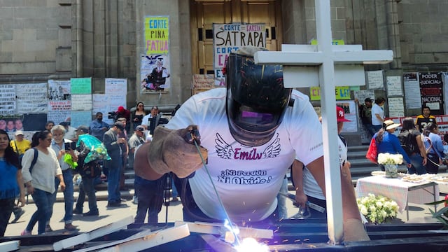 Colocan cruces por caso Guardería ABC en la SCJN