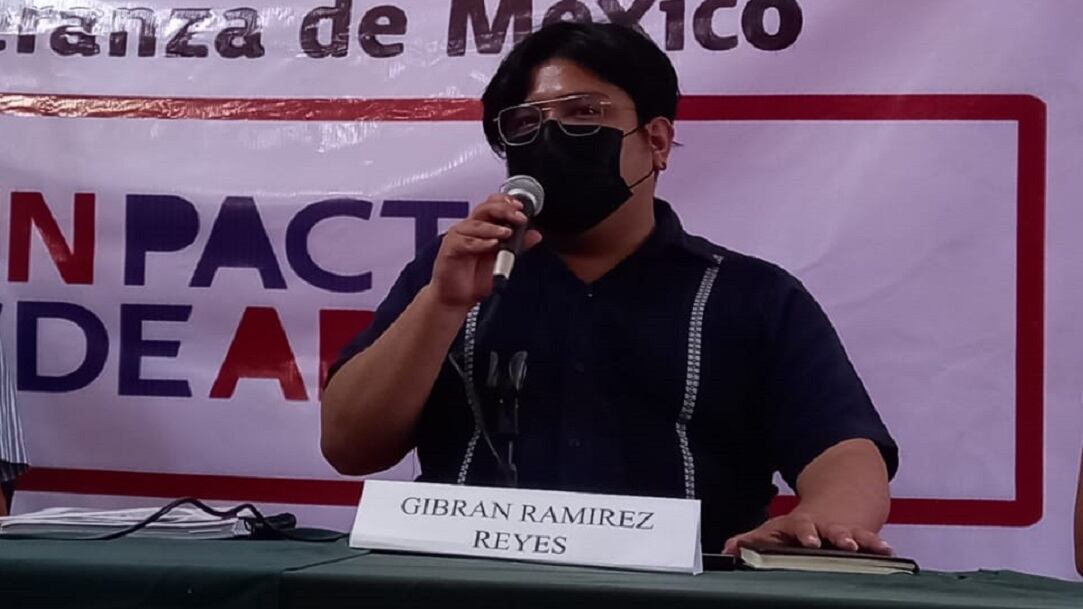Gibrán Ramírez acusa que su hermana sufrió violencia obstétrica en el ISSSTE