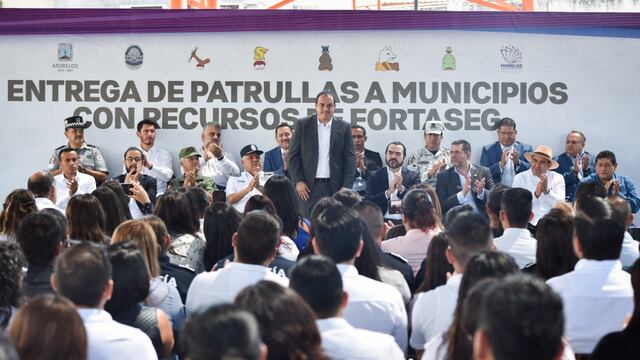 Cuauhtémoc Blanco Bravo. Entrega unidades.