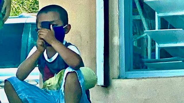 Un niño de seis años con su mirada clavada en un celular. Foto: Plácido Garza.